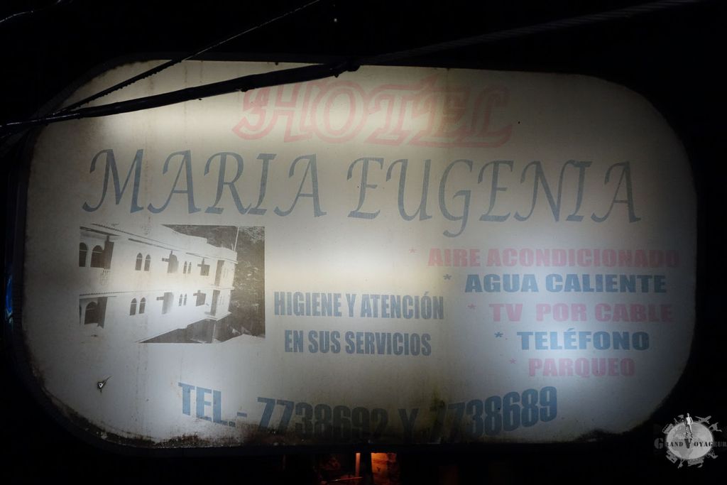 L'entrée de l'hôtel. Ca donne envie ! Non ? Ah bon. L'entrée de l'hôtel. Ca donne envie ! Non ? Ah bon.