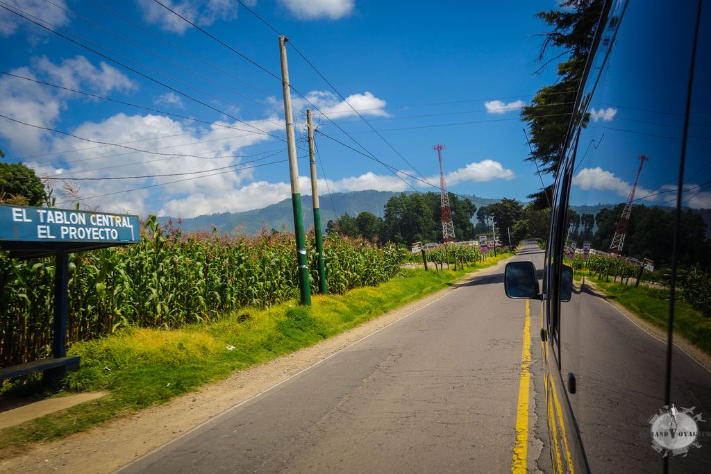 Le van file maintenant à bonne allure. Sur une route sans même trop de nids de poules. Le van file maintenant à bonne allure. Sur une route sans même trop de nids de poules.
