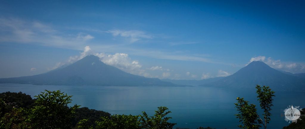 Le lac Atilán et ses volcans. C'est beau le Guatemala ! Le lac Atilán et ses volcans. C'est beau le Guatemala !