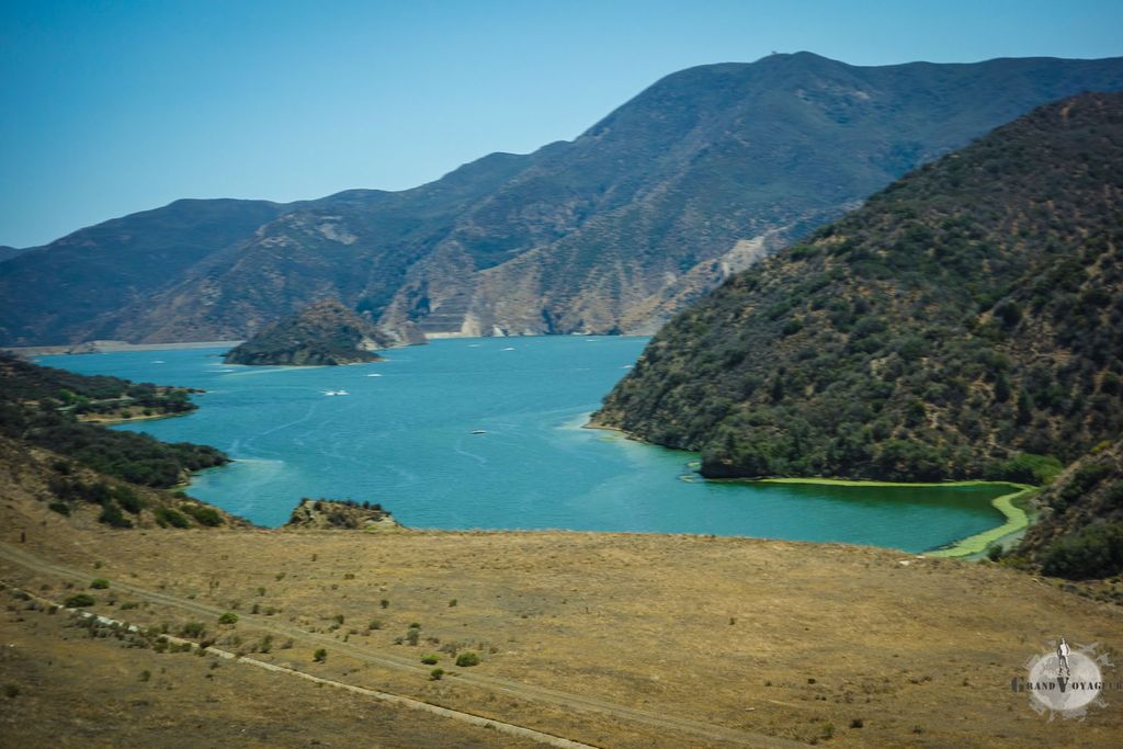 En arrivant vers San Francisco, nous passons à coté d'un joli lac artificiel créé par un barrage. En arrivant vers San Francisco, nous passons à coté d'un joli lac artificiel créé par un barrage.