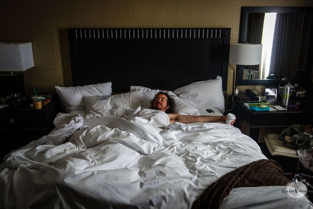 Le lendemain matin, ô joie, J. m'apporte le café au lit. Bonheur. Grand bonheur. Le lendemain matin, ô joie, J. m'apporte le café au lit. Bonheur. Grand bonheur.