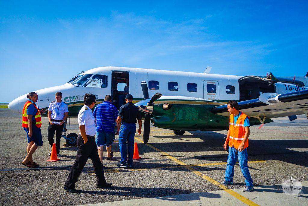 On embarque, pas de rampe, ni de bus, on marche juste sur le tarmac et montons à bord en rendant nos cartes d'embarquement. On embarque, pas de rampe, ni de bus, on marche juste sur le tarmac et montons à bord en rendant nos cartes d'embarquement.