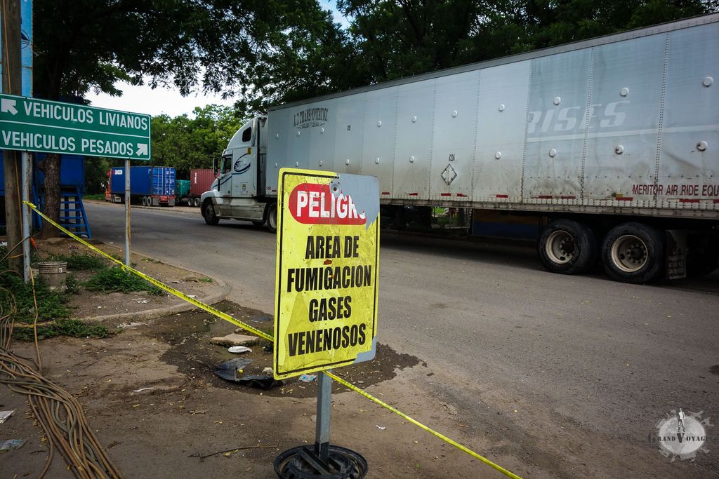 Zone de fumigation. Des hommes portant des masques à gaz et des "souffleurs" de fumée toxique tournent autour des camions et des bus. Pas super rassurant... Zone de fumigation. Des hommes portant des masques à gaz et des "souffleurs" de fumée toxique tournent autour des camions et des bus. Pas super rassurant...