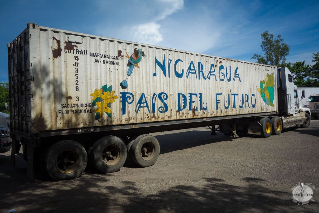 Les camions aussi ont droit à une inspection des douanes. Les camions aussi ont droit à une inspection des douanes.