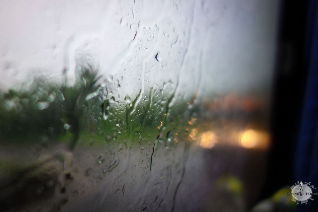 Une mega averse nous surprend sur la route... au moins ça fait un peu d'animation. Une mega averse nous surprend sur la route... au moins ça fait un peu d'animation.