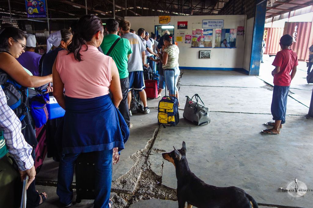 Dans la cabine en face, on nous demande d'ouvrir nos sacs pour une fouille sommaire. Dans la cabine en face, on nous demande d'ouvrir nos sacs pour une fouille sommaire.