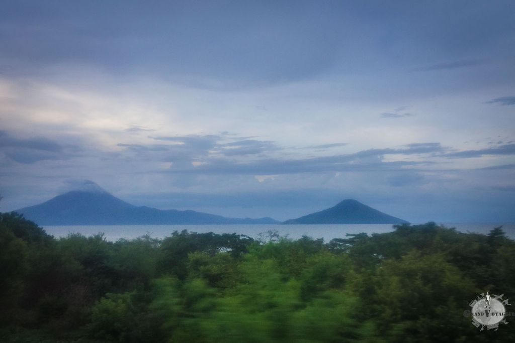 A gauche le Volcan Momotombo, 1 200 m d'attitude. A droite, le momotombito, le petit frère au milieu de volcan, seulement 300 m d'altitude. A gauche le Volcan Momotombo, 1 200 m d'attitude. A droite, le momotombito, le petit frère au milieu de volcan, seulement 300 m d'altitude.
