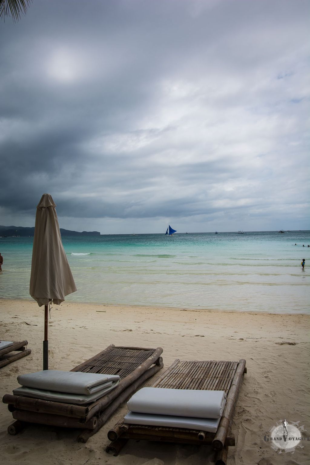 Ce qui n'empêche pas l'eau de rester d'un beau bleu. Ce qui n'empêche pas l'eau de rester d'un beau bleu.