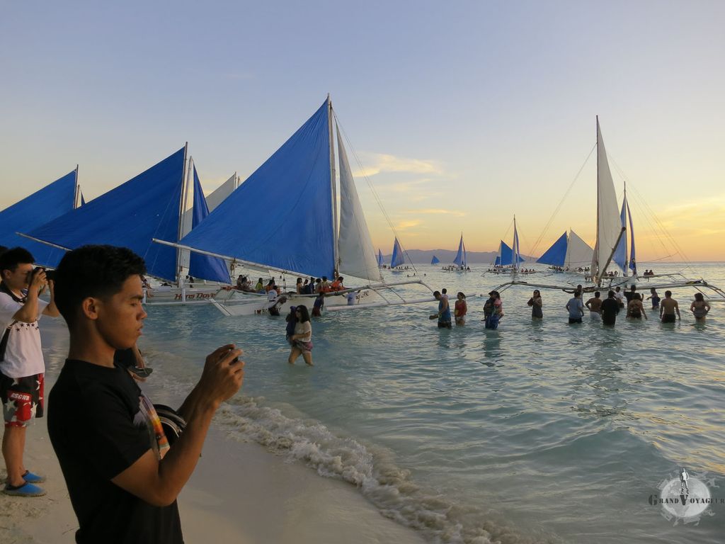 Les badauds se rassemblent le soir pour admirer le coucher de soleil. Les badauds se rassemblent le soir pour admirer le coucher de soleil.