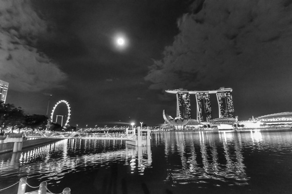 Le Marina Bay Sands de nuit avec sa planche à repasser géante (photo prise en 2012)