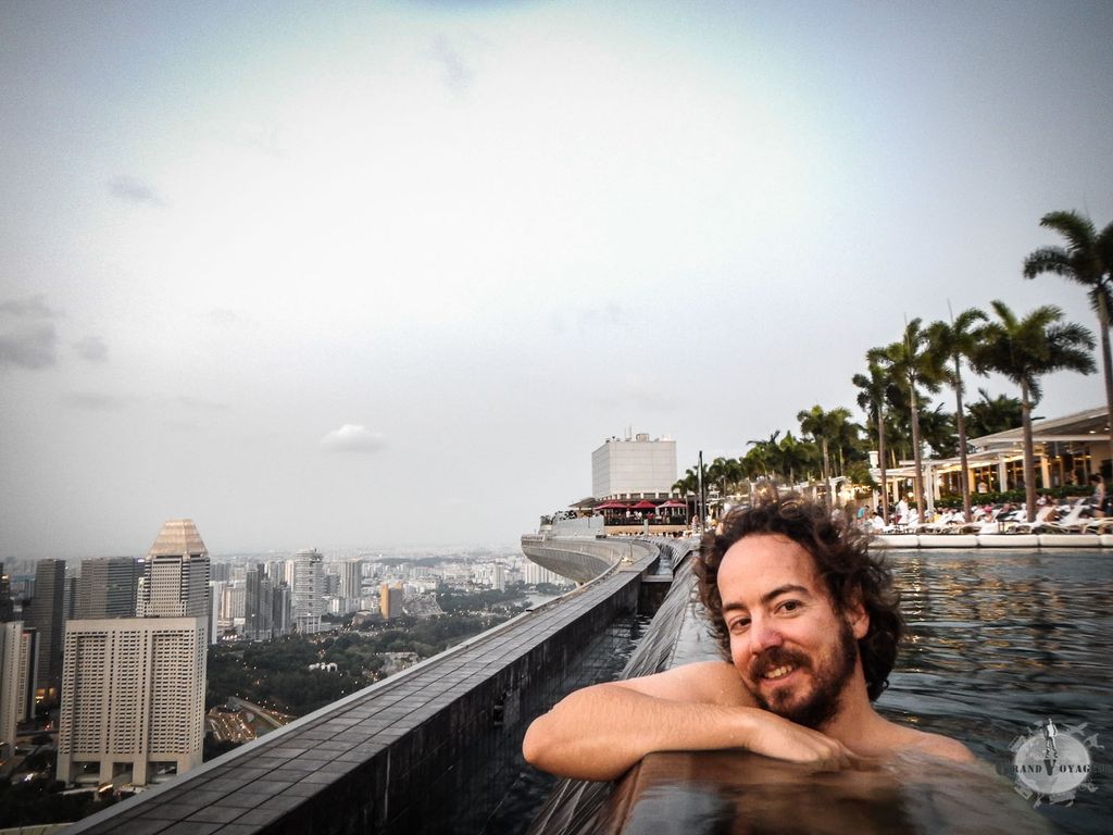 Derrière, de l'eau. Devant, de l'eau. A droite, de l'eau. A gauche, le vide.