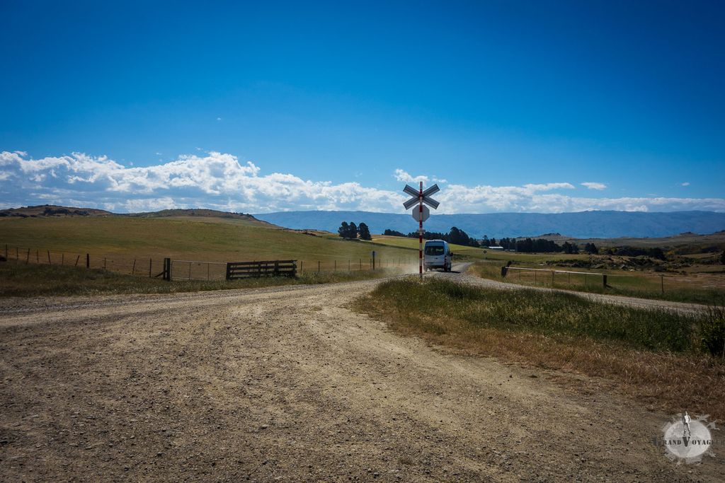 Un minibus a pris ses passagers et les conduit à Queenstown. l'endroit a un air de Western. Un minibus a pris ses passagers et les conduit à Queenstown. l'endroit a un air de Western.