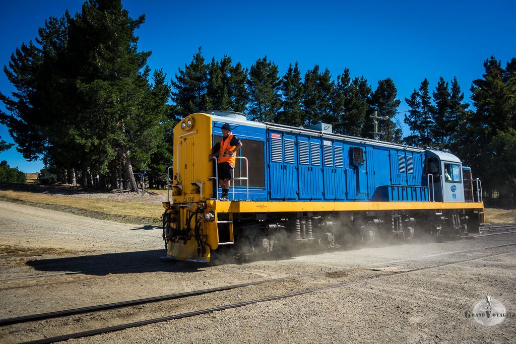La loco en pleine manoeuvre pour se rattacher au l'autre bout des wagons. La loco en pleine manoeuvre pour se rattacher au l'autre bout des wagons.