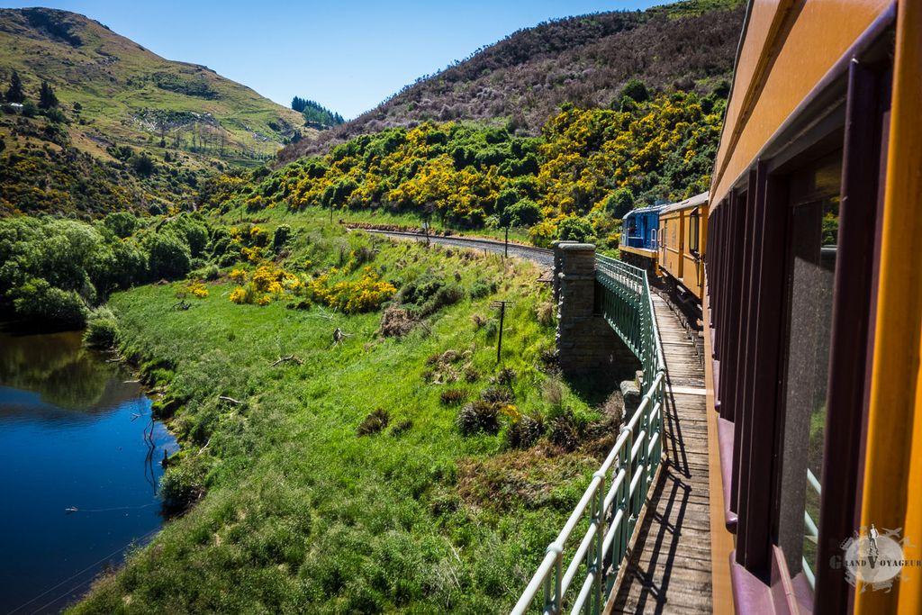 Nous longeons la rivière Taieri pendant plusieurs kilomètres. Nous longeons la rivière Taieri pendant plusieurs kilomètres.