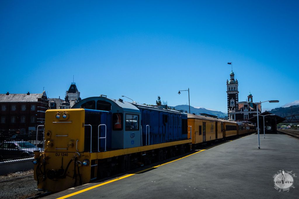 La loco et ses wagons, prêts au départ. La loco et ses wagons, prêts au départ.