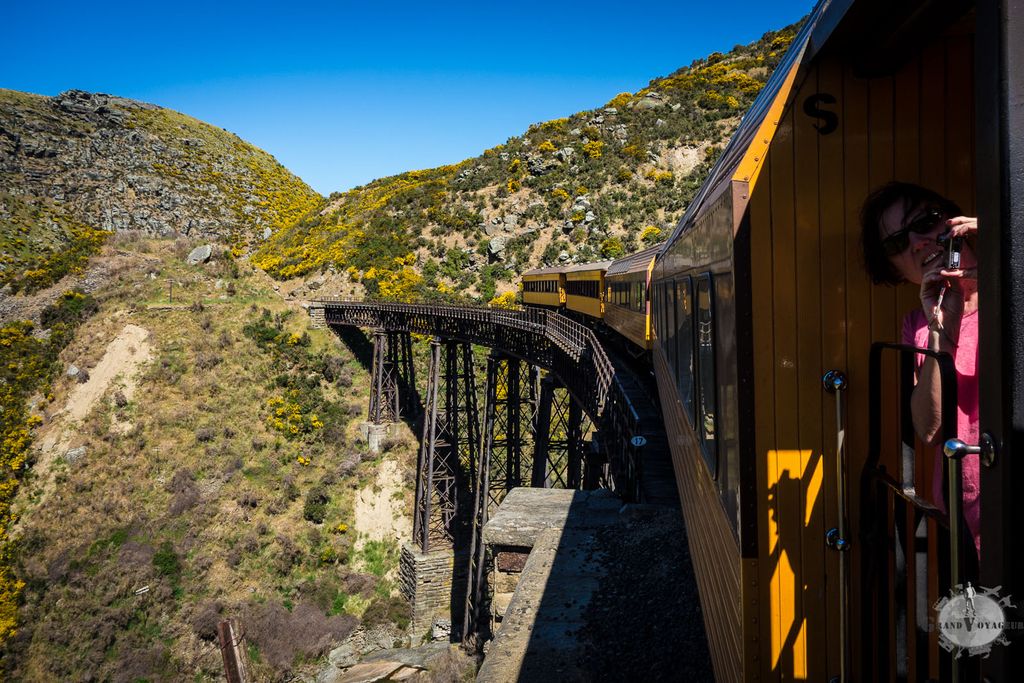 Le viaduc de Wingatui, long de 197 m. La brochure semble très fière de nous apprendre qu'il s'agit d'une des plus grandes structures en fer forgé de l'hémisphère sud. Le viaduc de Wingatui, long de 197 m. La brochure semble très fière de nous apprendre qu'il s'agit d'une des plus grandes structures en fer forgé de l'hémisphère sud.
