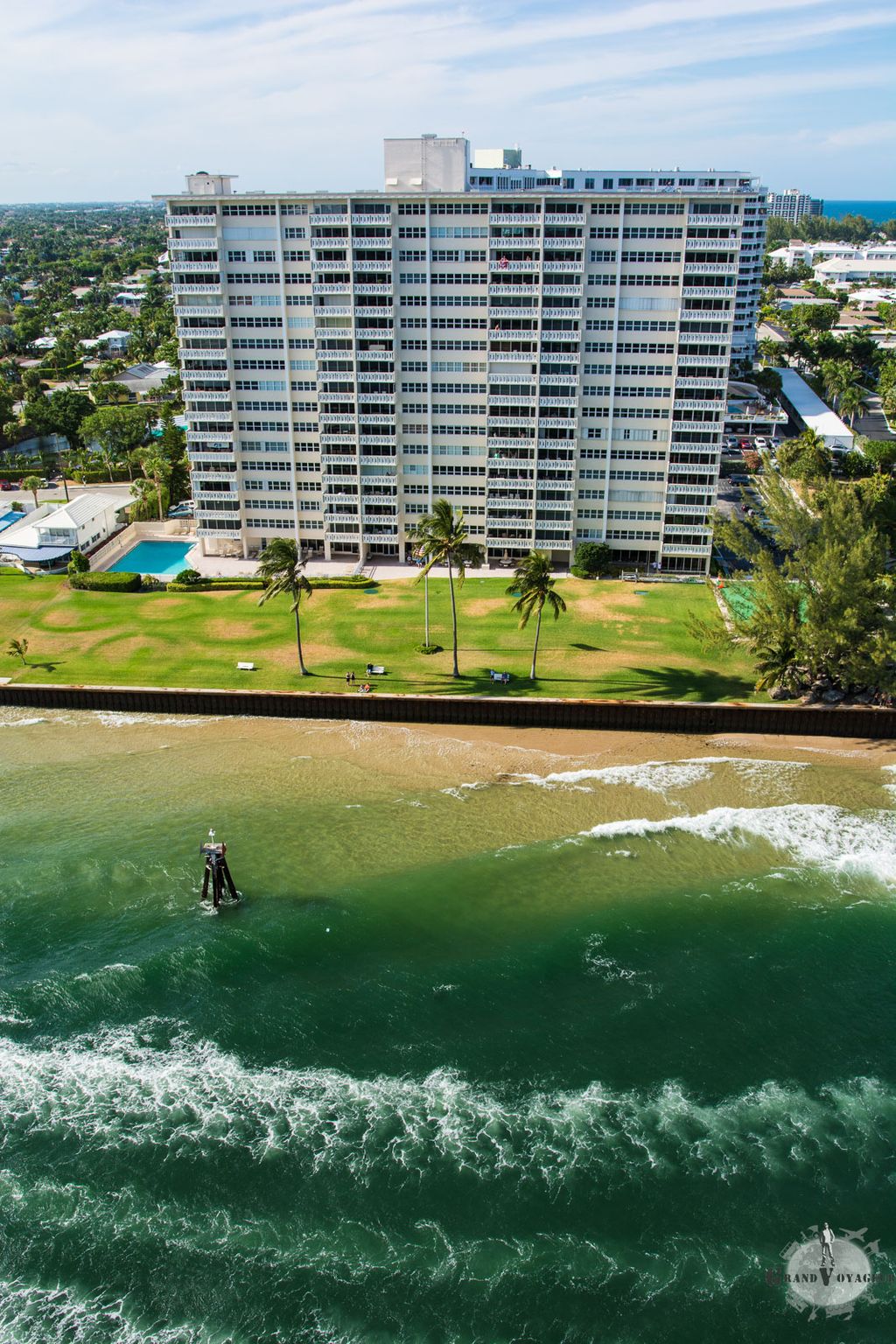 Même cet immeuble a l'air ridicule à coté de ce géant des mers.