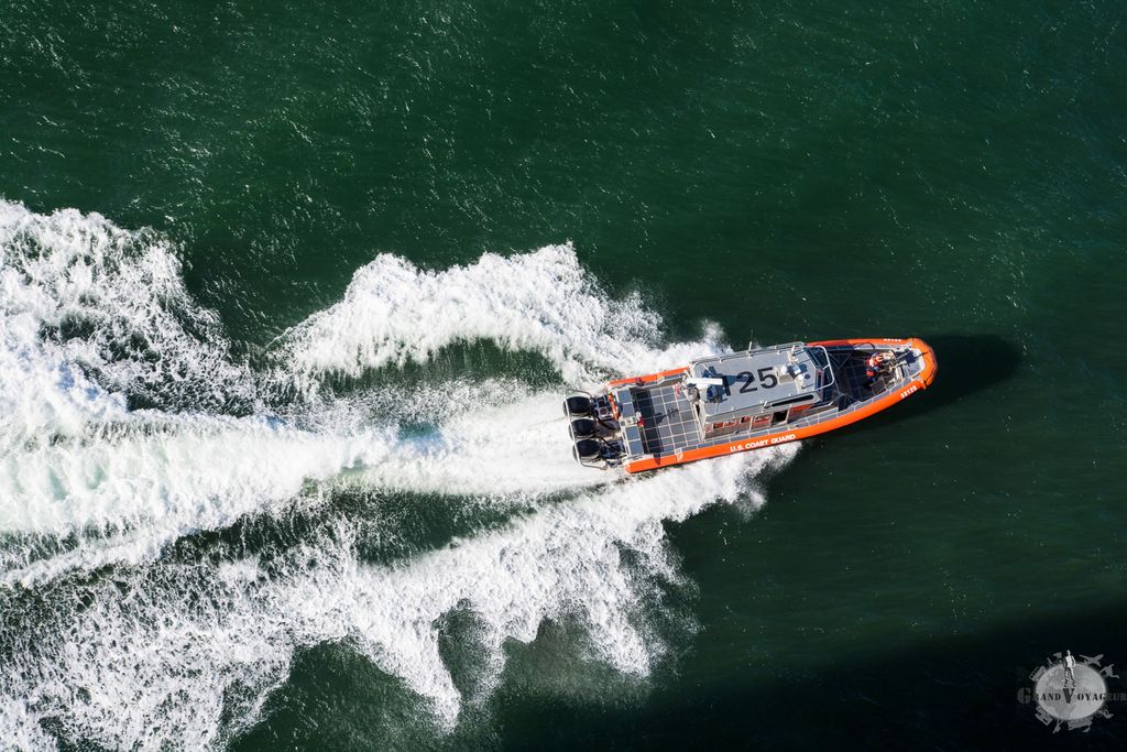 Tout en bas, des bateaux des gardes-côtes US nous font des ronds dans les jambes tel un chat voulant ses croquettes.