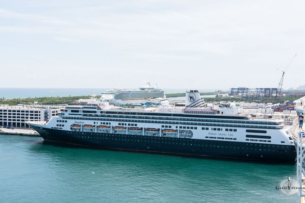 Le Zaandam de la Holland America Cruise Line a l'air tout petit à coté de nous. Derrière on aperçoit l'Independence of the Seas, de la classe Freedom, classe qui représentait les plus grands navires au monde jusqu'en 2009, avant que les Oasis et Allure ne leur ravissent le titre.