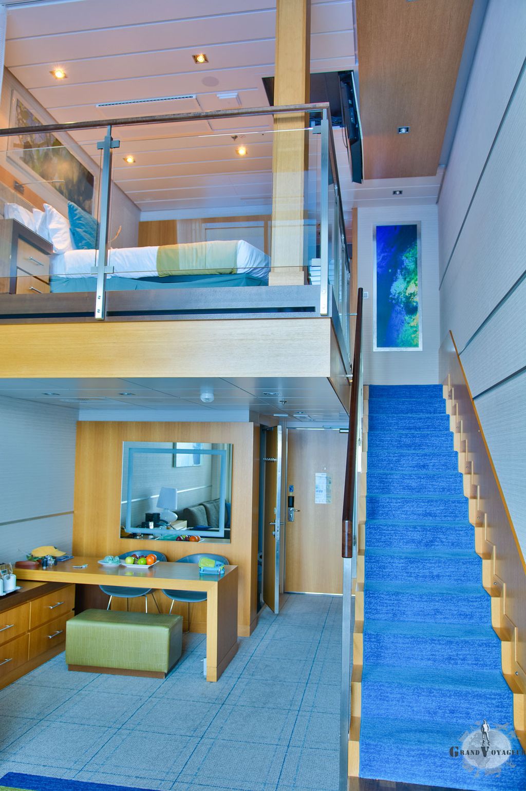 Oh des escaliers. Je crois bien que c'est en haut qu'on dort.