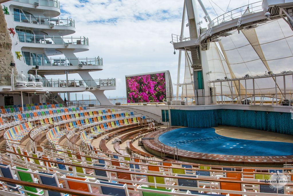 Au bout du Boardwalk, l'Aquatheater avec ses piscines profondes capables de se remplir en quelques secondes où sont présentés des shows aquatiques ou des films sur les écrans géants l'après-midi.
