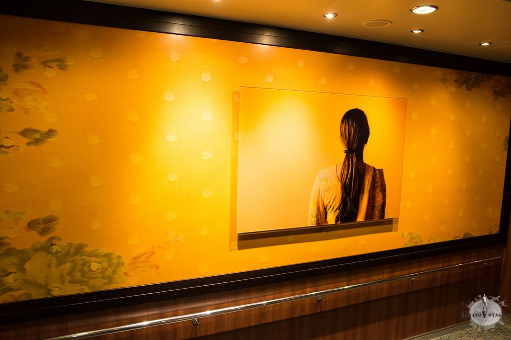 Voyez le détail avec lequel ces oeuvres d'art ont été intégrées au bateau en peignant le mur de manière à ce que la photo se fonde dedans.