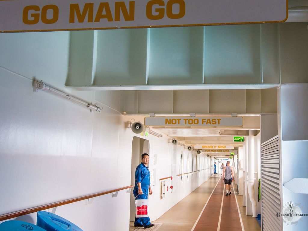 Go man go, Not too fast, Spend it now, You may not last (même sur la piste de jogging, ça pousse à la conso, pfff).