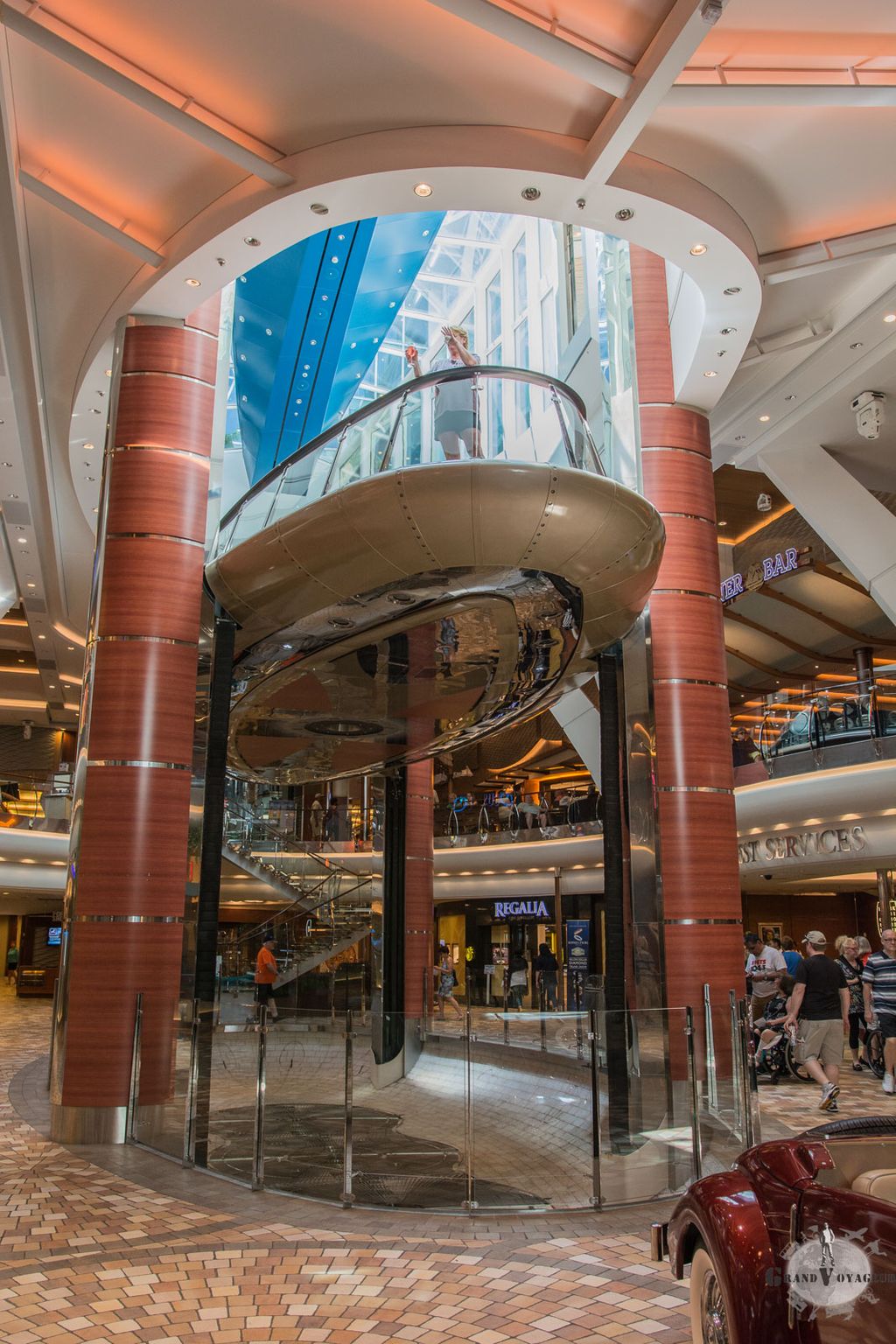 Le Rising Tide Bar (le bar de la marée montante). Un bar qu'on rejoint lorsqu'il est en bas à marée basse, et qui va monter pendant une dizaine de minutes jusqu'à Central Park avant de redescendre. Pourquoi me demanderez-vous ? Parce qu'ils avaient la place vous répondrai-je. Et aussi parce que ce navire étant tellement grand et stable en tous temps, que certains recherchent peut-être des sensations?