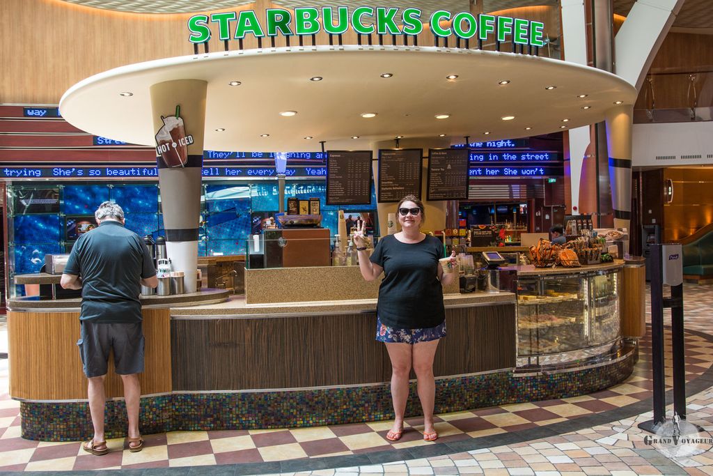 J. est très contente d'y trouver le premier Starbucks-at-sea au monde. Pendant un moment on était inquiets d'avoir à se coltiner des cafés jus-de-chaussettes américains en lieu et place d'un double (triple ?) express.