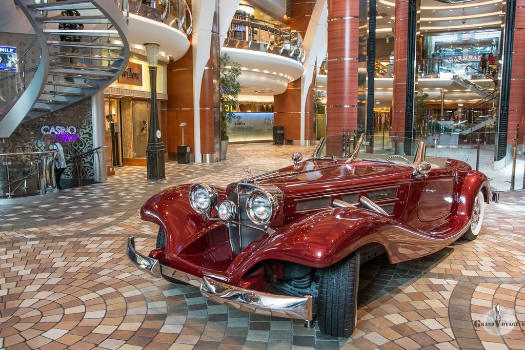 Une voiture de collection. Pourquoi ? Heu, parce que ça brille et que ça fait joli ?