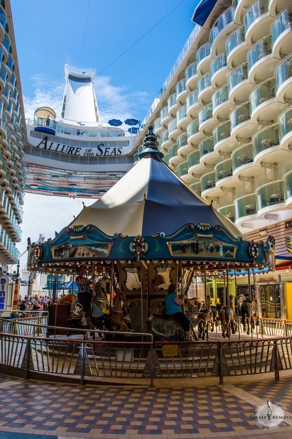 Ce carrousel en bois, avec ses chevaux taillés à la main a un mécanisme spécialement conçu pour compenser les (rares) mouvements de roulis du bateau. Les enfants adorent... sauf qu'il y en avait très peu lors de cette traversée. Du coup le carrousel était pris d'assault par les adultes (voire des très adultes).