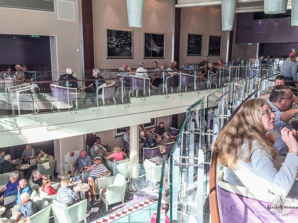 Le Dazzle en mode open bar pour VIPs. Le croisiériste fréquent a généralement une bonne descente. Vous noterez les passagers sont un pouillème plus âgés que nous en général.