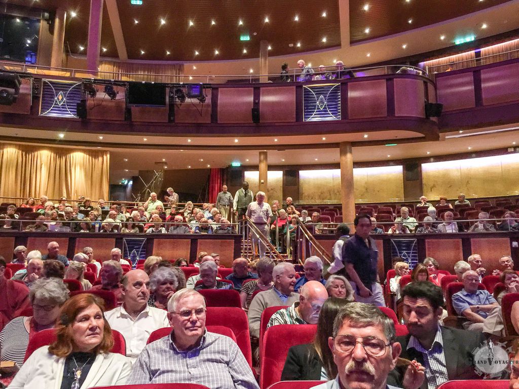 Le Royal theater permet d'accueillir jusqu'à 1400 personne d'un coup et propose du théâtre style Broadway, des concerts, des jeux style Tournée Ménage... on aime ou pas (nous plutôt bof) mais il y en a pour tous le goûts.