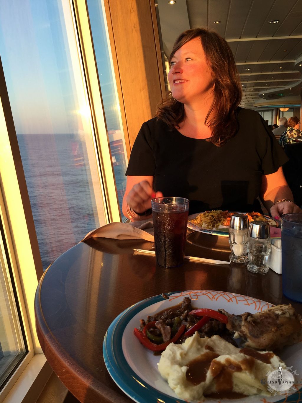 Révasser devant un coucher de soleil, voguant sur les mers. Les vacances sont belles.