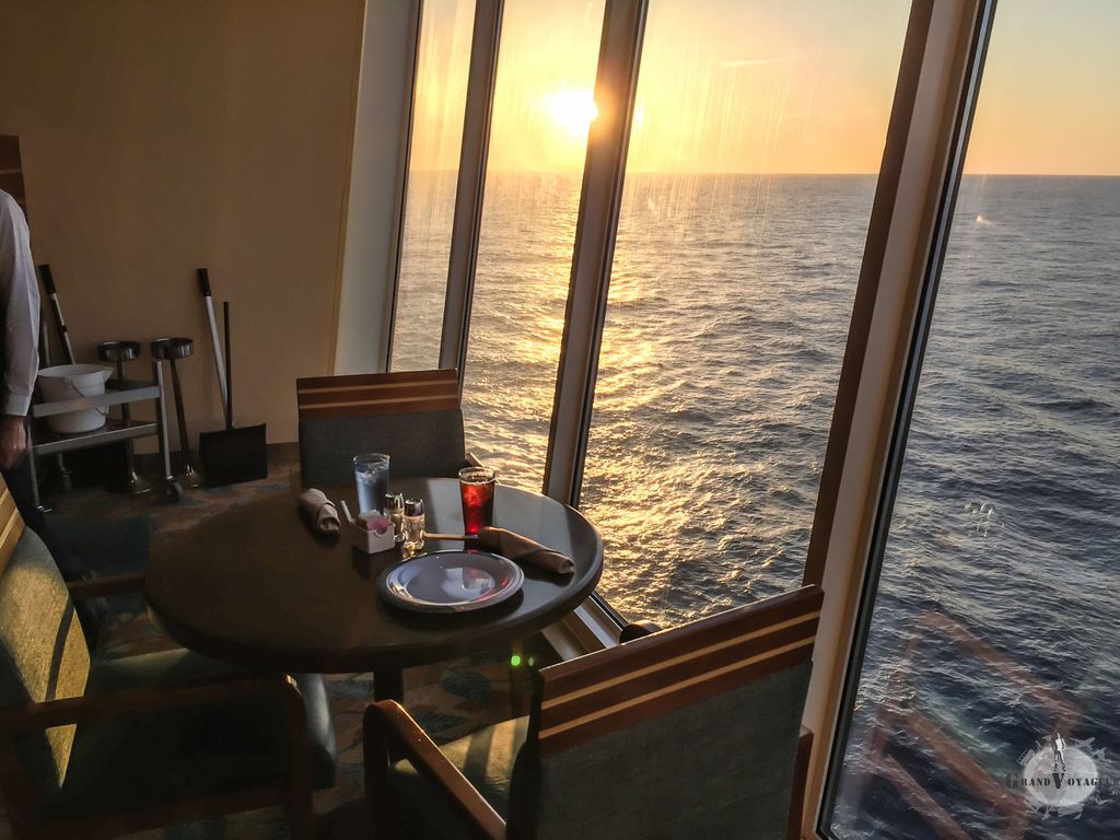 Une table libre devant un coucher de Soleil. Pour nous !