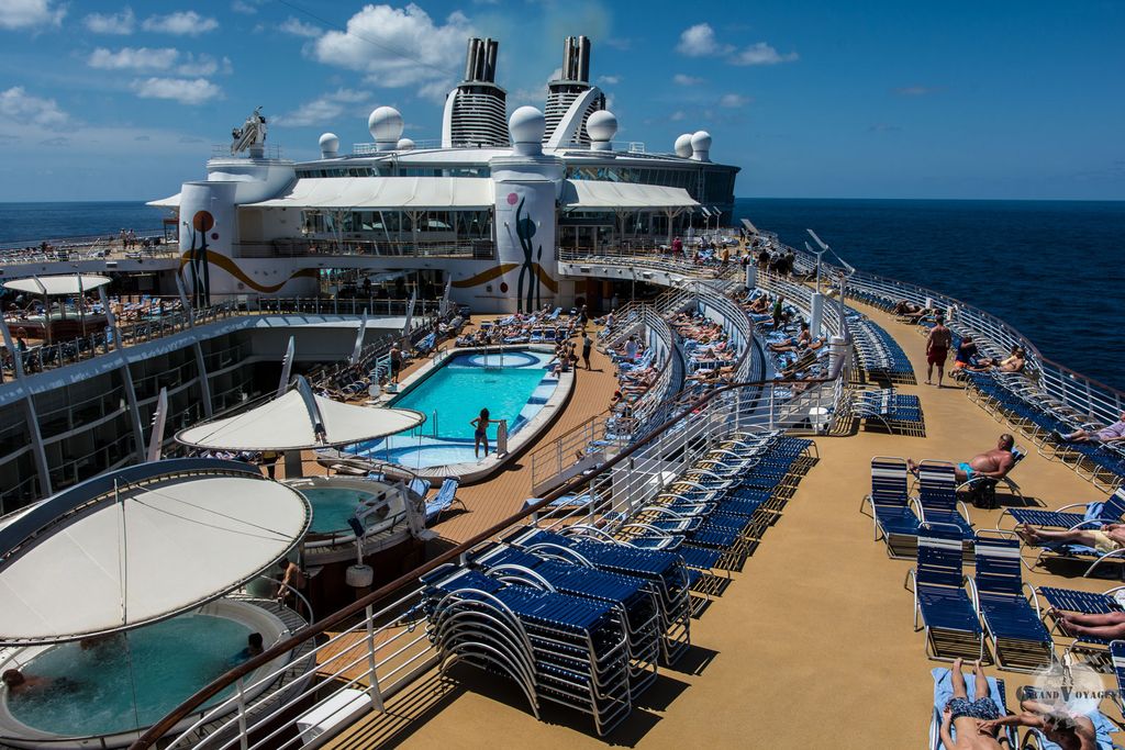 Le pont est en général vivant, mais rarement blindé. On peut toujours trouver à se poser au soleil sur ces croisières de repositionnement (ce n'est pas toujours le cas lors de circuits dans les Caraïbes par exemple).