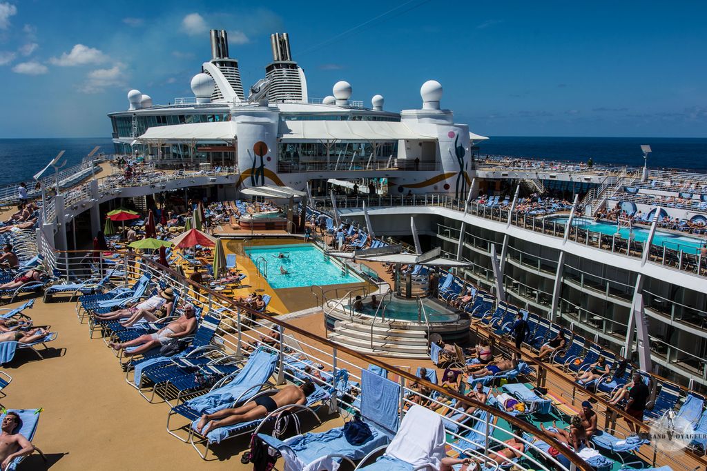 Vue sur le pont supérieur et quelques une de ses 4 piscines et 10 jacuzzis.
