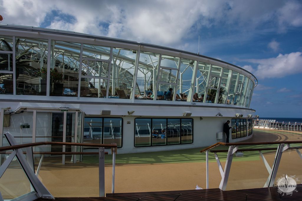 Le pont supérieur comprend aussi un solarium contenant piscines et jacuzzis, et qui se transforme en Churrascaria (grill brésilien - payant) le soir venu... délicieux !