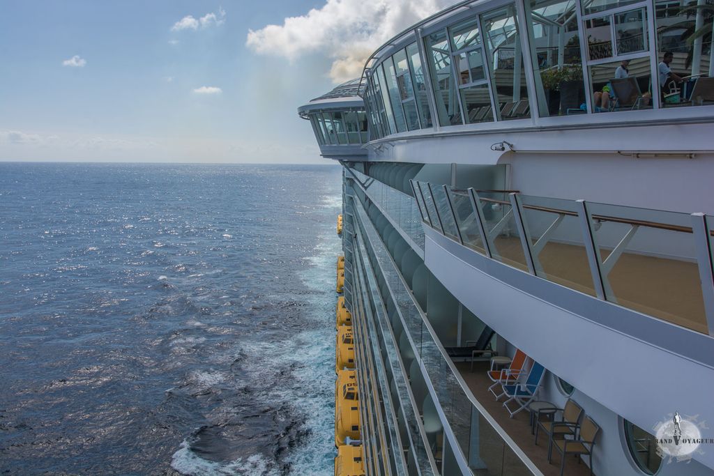 Vue à tribord. Le "bulbe" dépassant du bord est un jacuzzi offrant une vue imprenable sur les alentours).