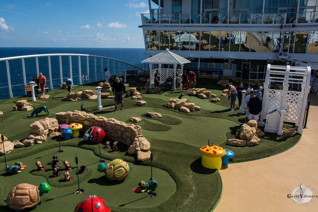 Un minigolf sur un navire? Oui, oui, pas de problème. Il est même assez agréable à jouer et stable.