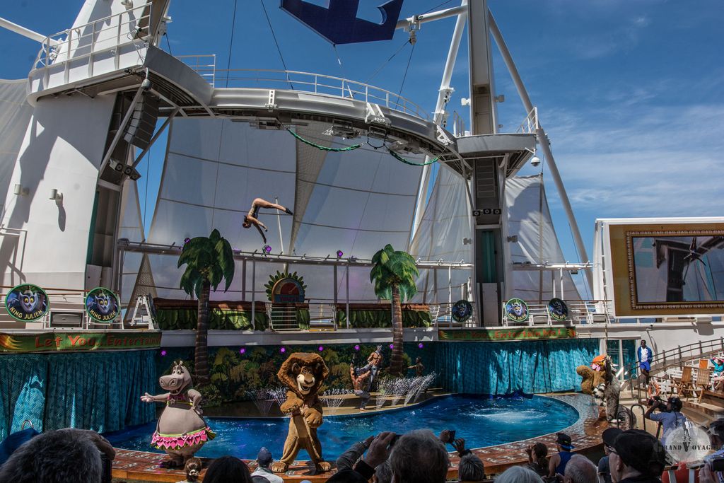 Show "Let You Entertain Me" à l'Aquatheater, avec les personnages du film d'animation Madagascar Impressionnant de voir ces plongeuses et plongeurs sauter d'une dizaine de mètres de haut, faire un salto et atterrir juste comme il faut dans ces petites piscines... le tout sur un navire en mouvement.