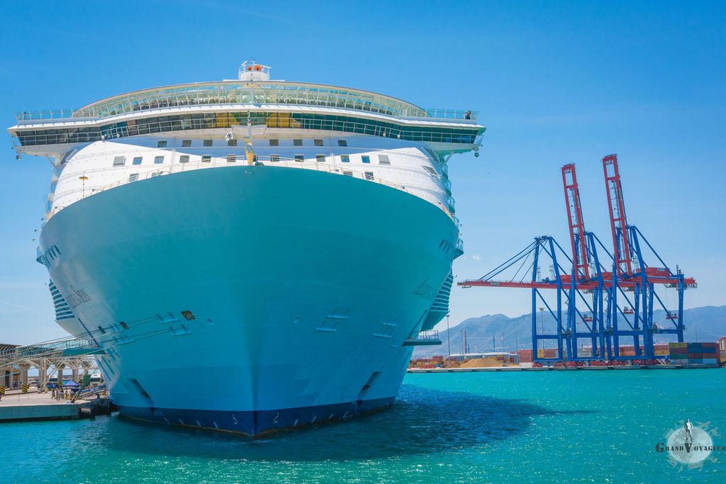 Ce n'est pas tant la longueur des navires de cette classe qui les propulsent en première position, mais leur largeur. La plupart des autres navires de croisière font entre 30m et 50m de large. Versus 65m ici.