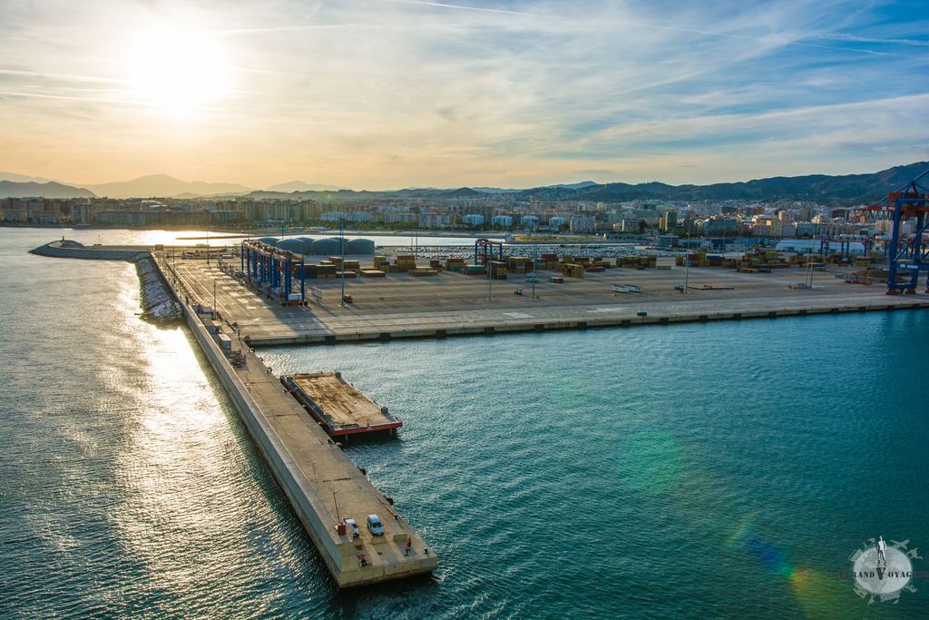 Des petits hommes en rouge nous disent au revoir du bout de la jetée.