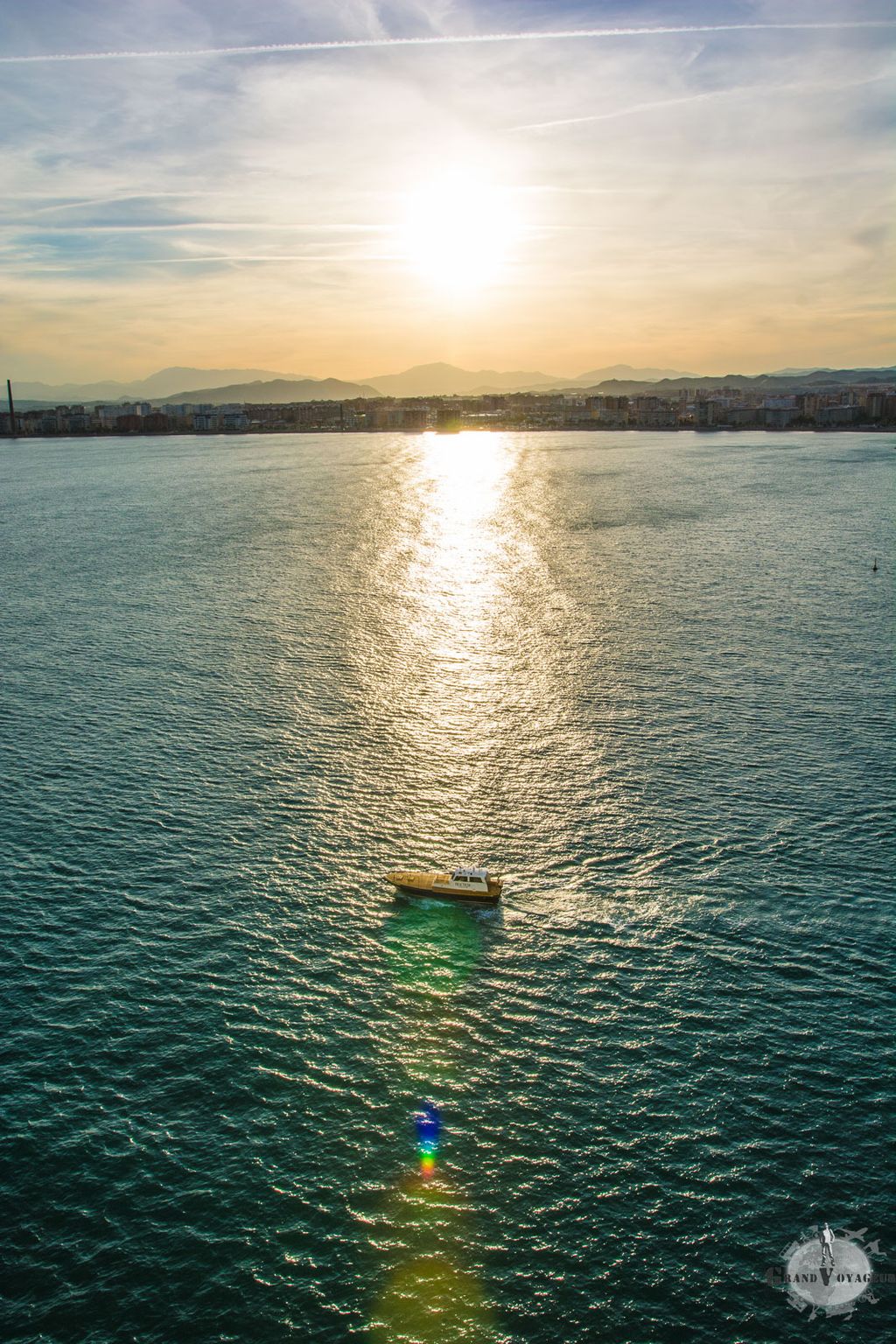 Un bateau pilote nous accompagne et viendra récupérer le pilote espagnol à bord une fois que celui-ci aura conduit le navire en dehors du port.