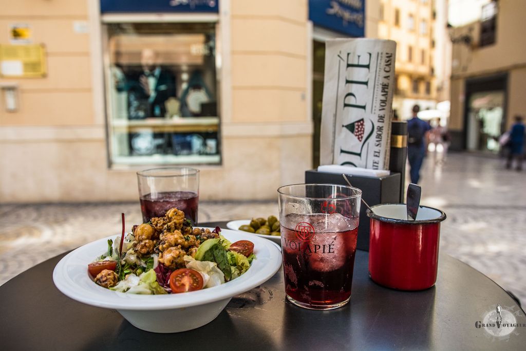 On se permet une salade de poulpe et un tinto de verano. Ca a du bon l'Espagne.