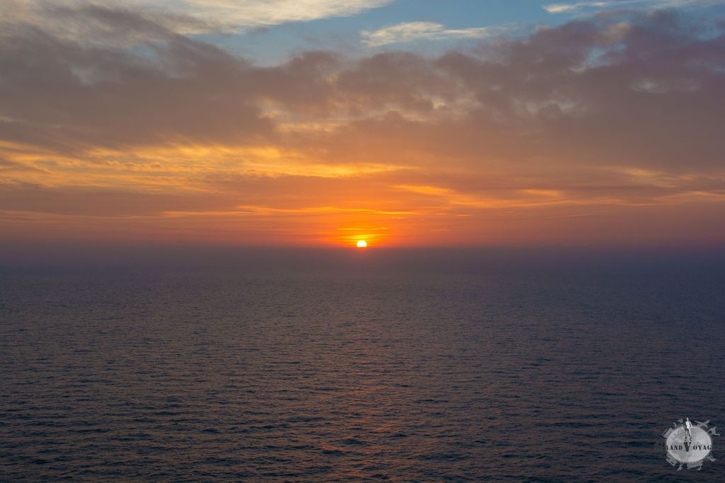 Dîner devant ce joli coucher de soleil pour cette dernière journée en mer.