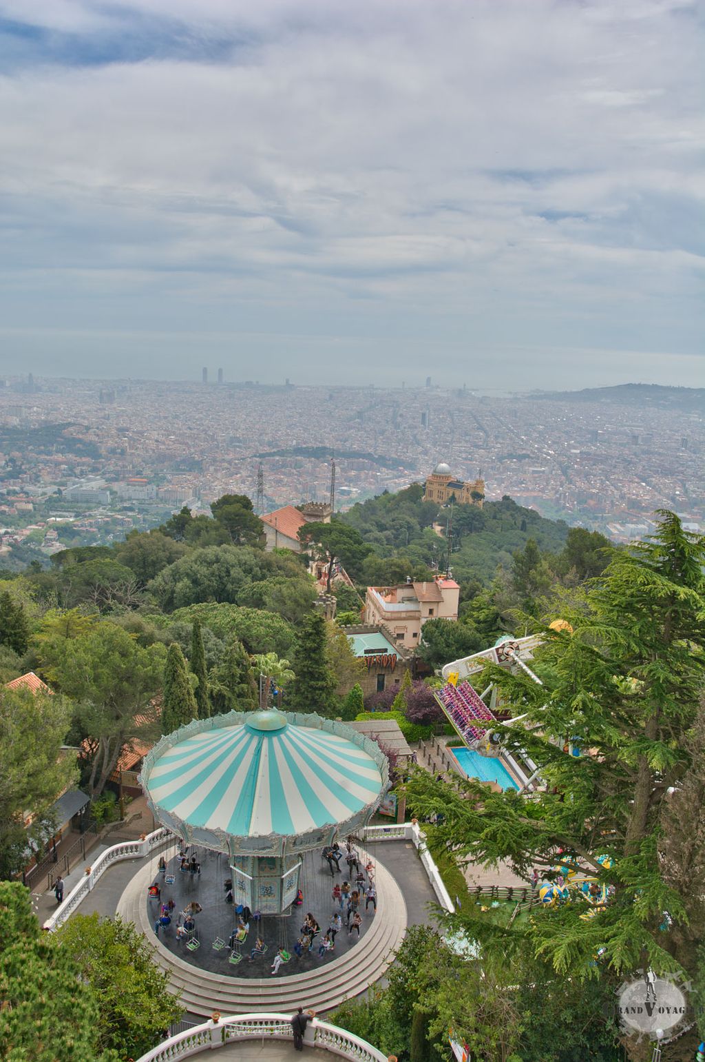 Elle a la particularité de contenir un parc d'attractions...