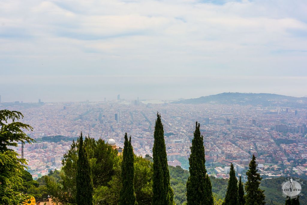 Tibidabo est cette colline surplombant Barcelona.