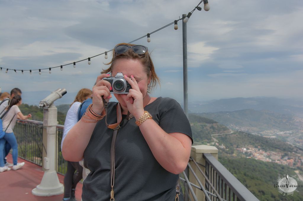 J. ne sait plus où donner de la tête avec son appareil retro-chic-et-choc.