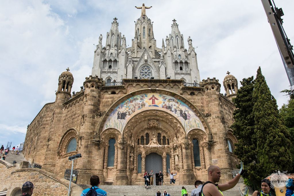 ... ainsi qu'une église...